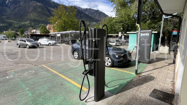 Photo 1 Fast charging Station