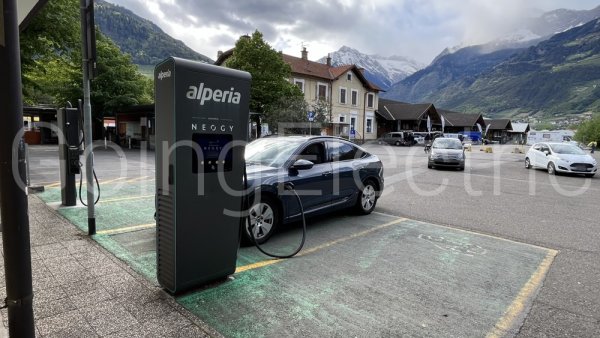 Photo 9 Fast charging Station