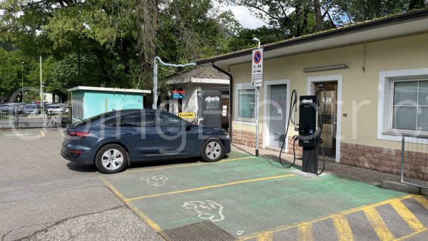 Photo 8 Fast charging Station