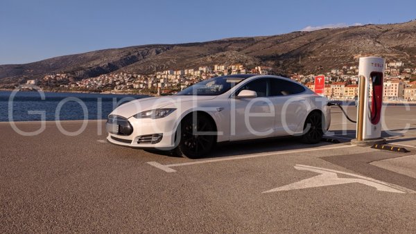 Photo 2 Tesla Supercharger