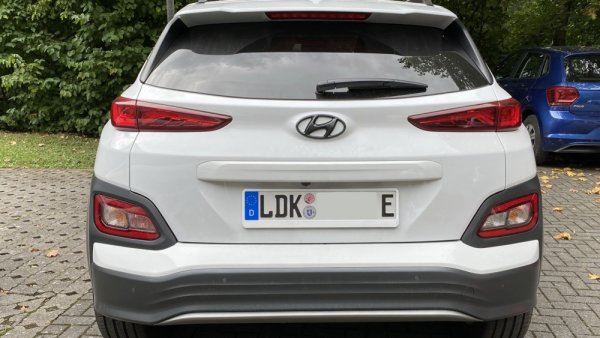 Gecleantes Heck mit schwarzem Hyundai-Emblem 