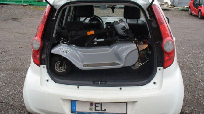 Selbst ein Elektro-Faltroller "MZ Charly" passt (gerade so) in den Kofferraum