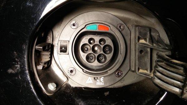 fertiger Typ 2 - Anschluss mit Kontroll-LED in grün, Zentralverriegelung (inkl. Unterbrecher-Kontakt) und automatischer Steckererkennung