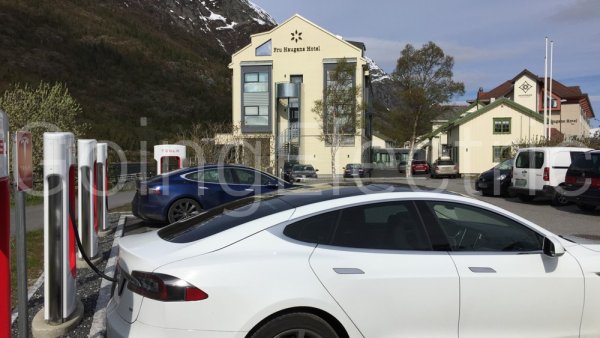 Photo 1 Tesla Supercharger South