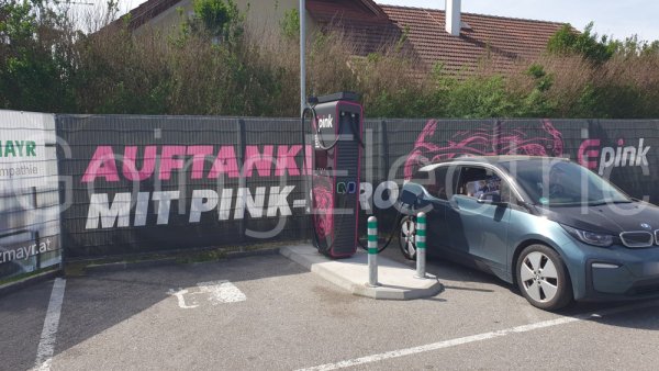 Photo 1 Pink Tankstelle