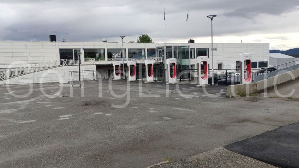 Photo 1 Supercharger Tesla Service Centre