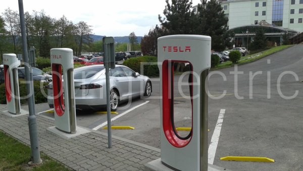 Photo 4 Tesla Supercharger