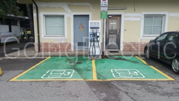 Photo 8 Fast charging Station