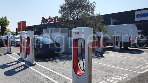 Photo 1 Supercharger Pitesti Retail Park