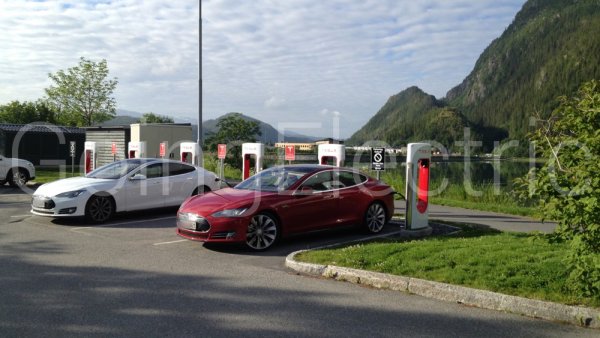Photo 0 Tesla Supercharger South