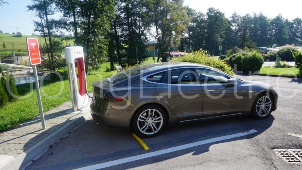 Photo 5 Tesla Supercharger