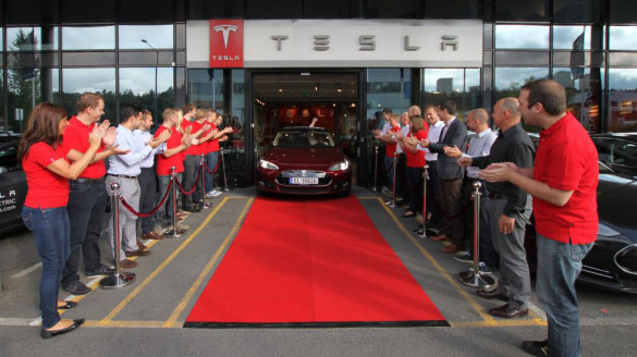 Erster Tesla Model S in  Europa ausgeliefert