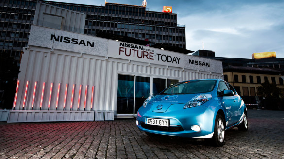 Nissan Leaf schnurlos laden - automatisch parken