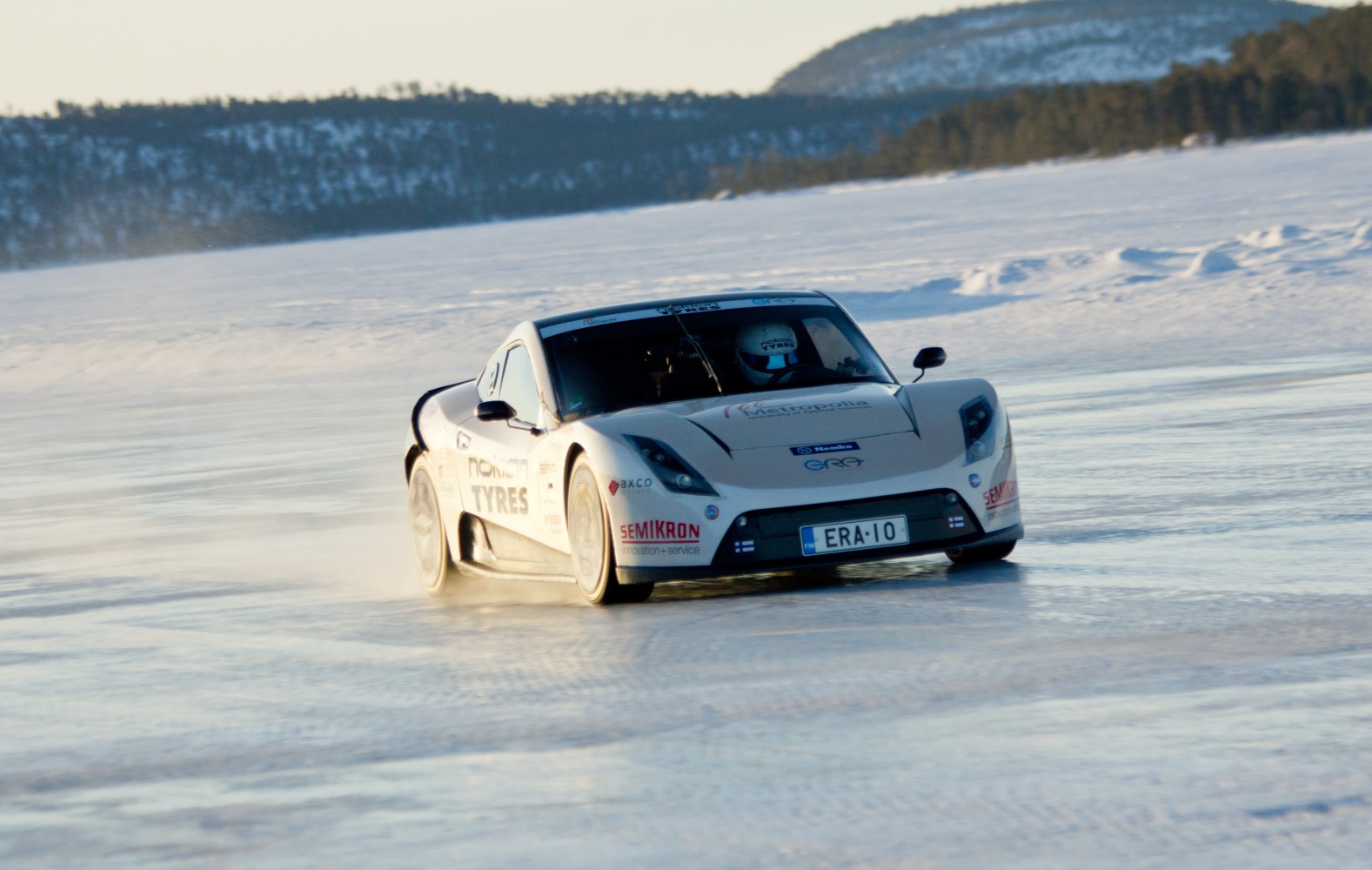 Айс скорость. Электрокар Electric Raceabout. Машина для езды по снегу. Машины на льду красивые. Рекорд скорости на льду.