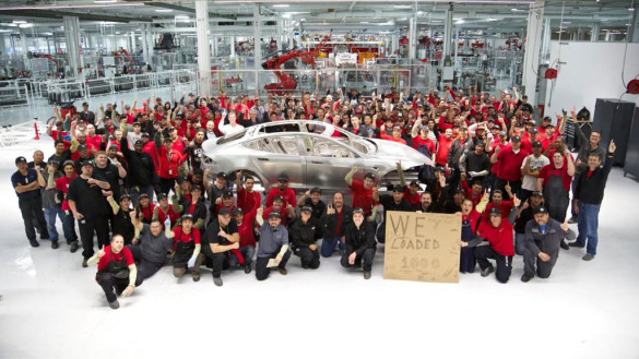 Tesla fertigt die tausendste Model S Karosserie